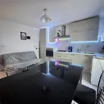 公寓 Infondoalmar --intero Indipendente-netflix-metromare A 40m-proiettore 4k Cinema-wifi Fibra-led-parcheggio-riscaldamento-- 里米尼