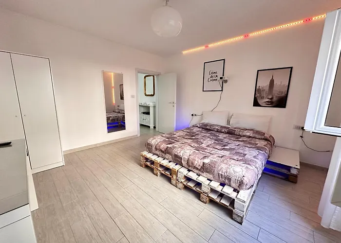 Infondoalmar --intero Indipendente-netflix-metromare A 40m-proiettore 4k Cinema-wifi Fibra-led-parcheggio-riscaldamento-- شقة *