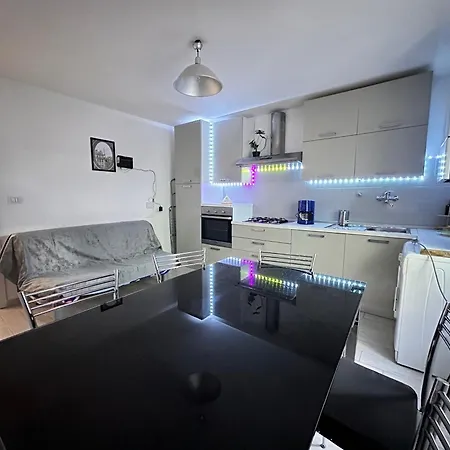 公寓 Infondoalmar --intero Indipendente-netflix-metromare A 40m-proiettore 4k Cinema-wifi Fibra-led-parcheggio-riscaldamento-- 里米尼